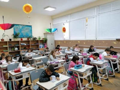 На нови чинове се радват първокласниците от ОУ "Отец Паисий" - гр. Разград.